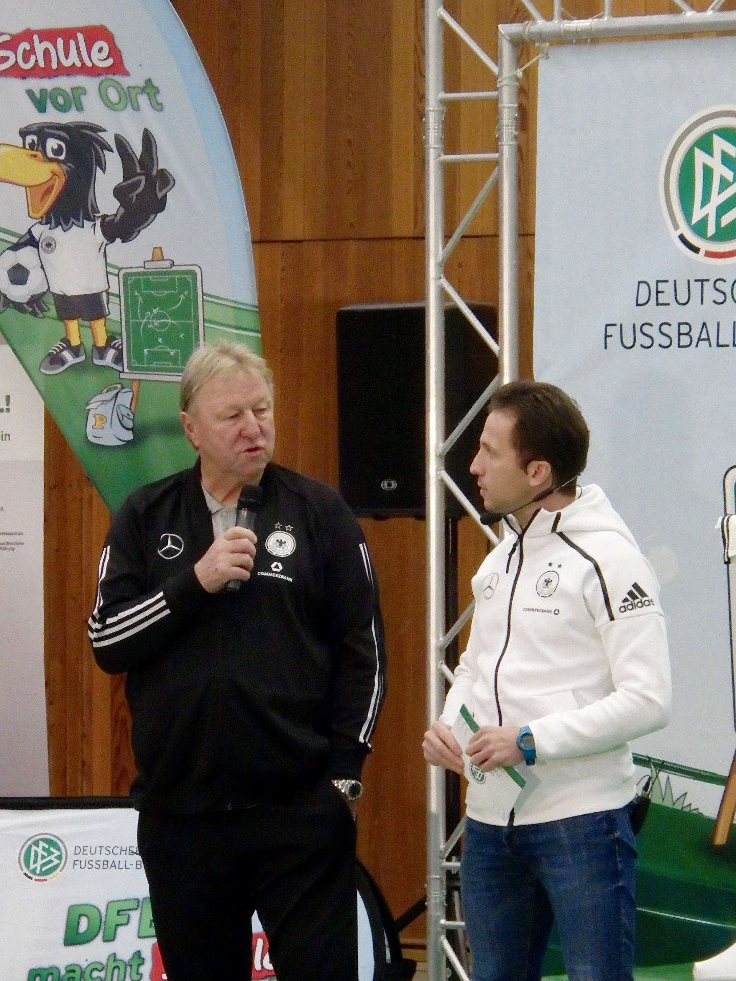 Ganz spontan schloss sich Bundestrainer Horst Hrubesch seinen beiden Spielerinnen an und besuchte unsere Schule.