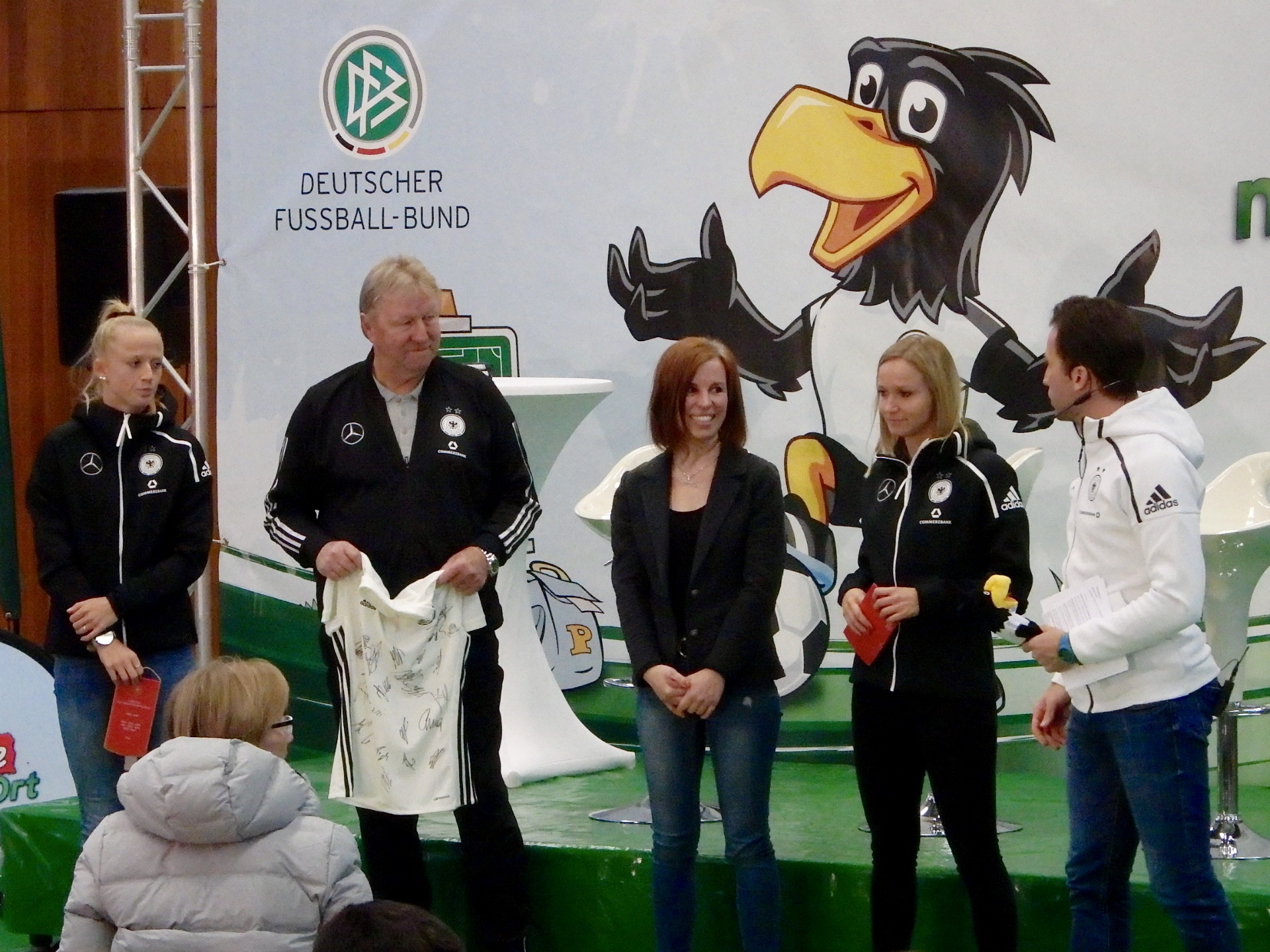 Am Ende brachten Horst Hrubesch,
 Lea Schüller und Turid Knaak Geschenke mit und überreichten diese an Frau Lüdecke.